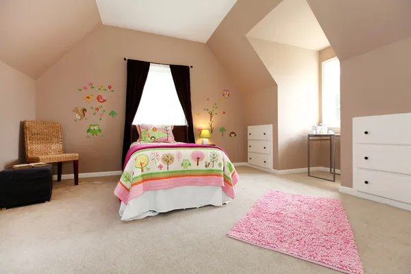 Interior del dormitorio de bebé marrón grande con rosa y blanco . —  Fotos de Stock