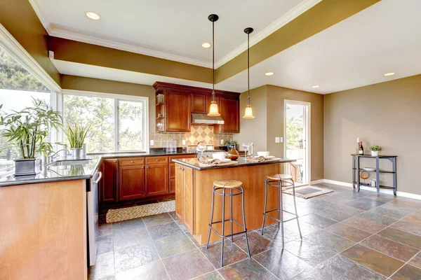 Luxusní kuchyň interiér se zelené stěny a kamennou podlahu. — Stock fotografie