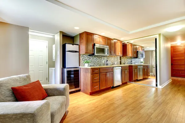 Basemenet lyxigt kök i den moderna lägenheten. — Stockfoto