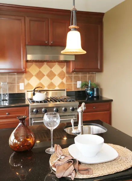 Keuken granieten aanrecht met plaat en glas. — Stockfoto