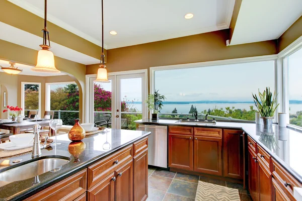 Moderne luxe keuken met zicht op water en wastafel. — Stockfoto