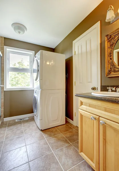 Waschküche mit Badezimmerschrank und Waschbecken. — Stockfoto