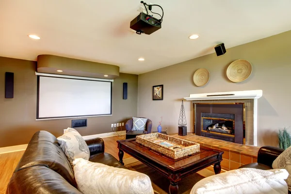 Obývací pokoj TV s projektorem a krb. — Stock fotografie