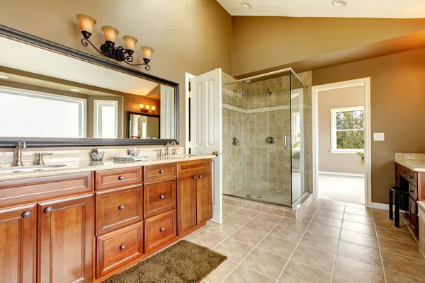 Luxusní nová velká koupelna interiér s hnědé dlaždice. — Stock fotografie
