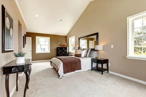 Gran dormitorio clásico de lujo con marrón y blanco . — Foto de Stock