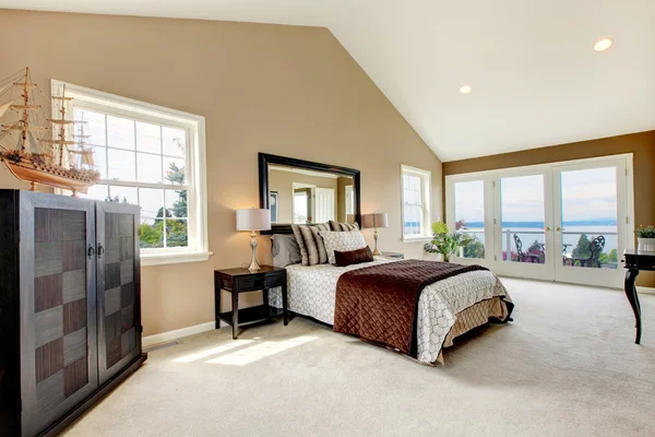 Dormitorio grande de lujo clásico con vista al agua y alfombra . —  Fotos de Stock