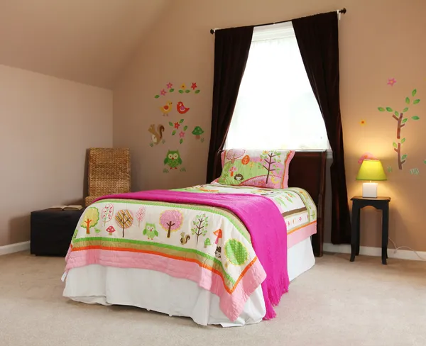 Cama rosa en los niños bebé niña dormitorio interior . — Foto de Stock
