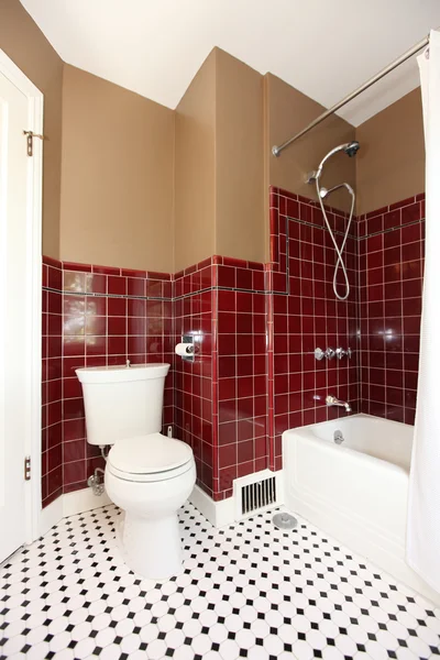 经典仿古棕色和红色浴室. — 图库照片