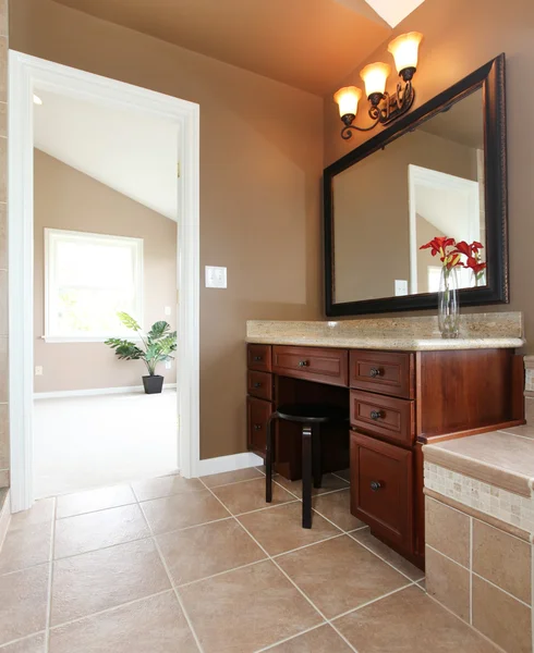 Braunes Badezimmer mit Schminktisch und Spiegel. — Stockfoto