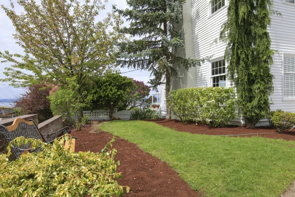 Beyaz houe ve yeni peyzajlı bahçe çit ile. — Stok fotoğraf