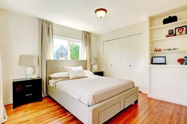 White bedroom with hardwood cherry floor. — Stock Photo, Image