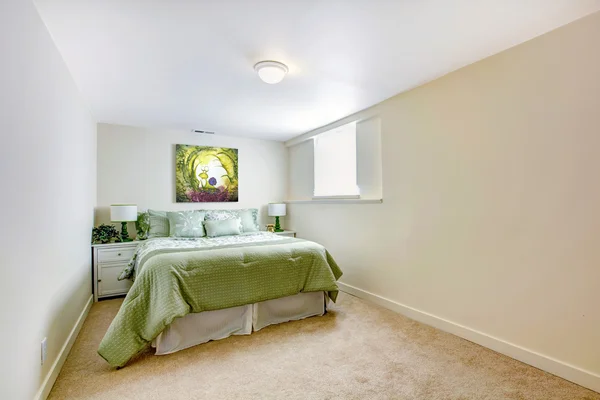 Biały duża sypialnia z zielony łóżko i sztuka. — Zdjęcie stockowe