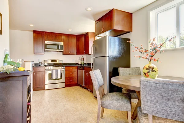 Beautiful cherry kitchen with stain steal apliances. — Stock Photo, Image