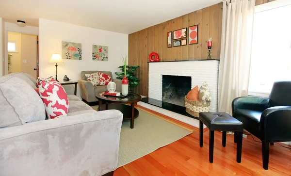 Schönes gemütliches Wohnzimmer mit Kamin. — Stockfoto