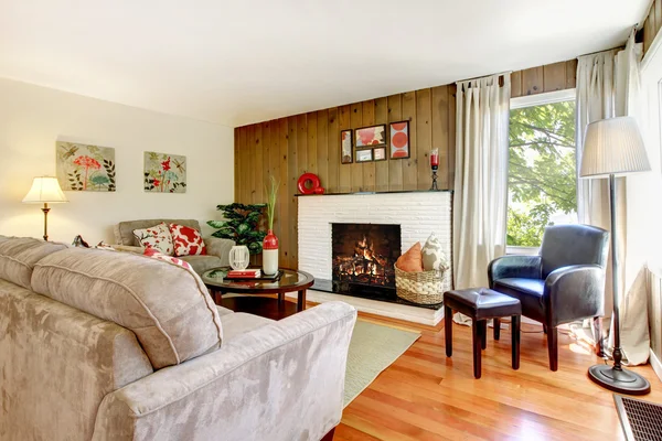 Artistieke mooie woonkamer met open haard en hout muur. — Stockfoto