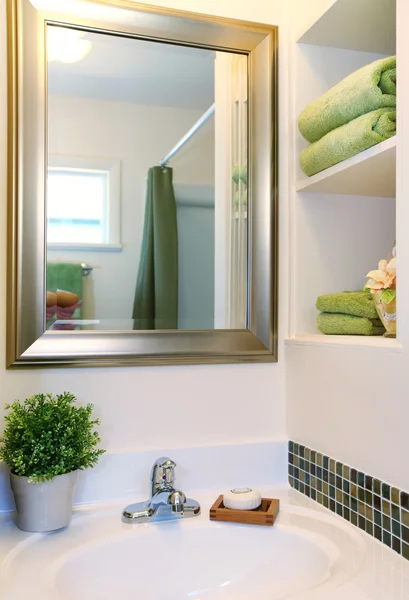 Nova pia branca bonita com toalhas verdes e espelho . — Fotografia de Stock