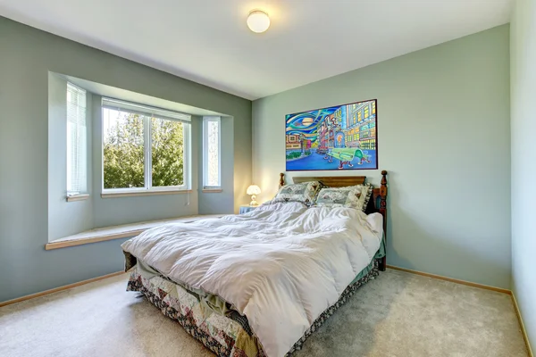 Зеленая простая спальня с маленькой кроватью . — стоковое фото