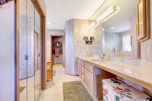 Lila stora gamla badrum med sminkspegel. — Stockfoto