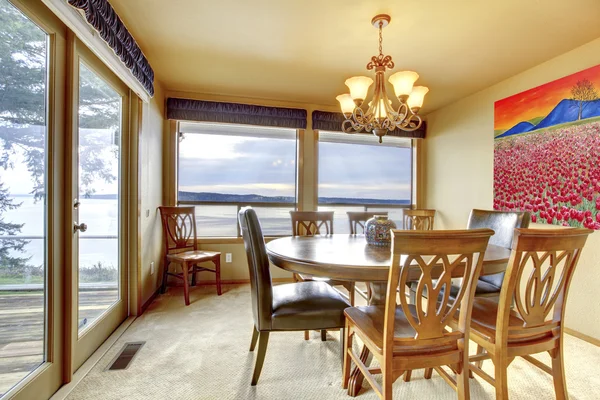 Sala de jantar com vista para a água e grandes windwos e portas . — Fotografia de Stock