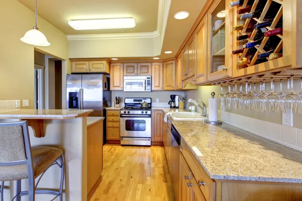 Houten gouden keuken in luxe appartement. — Stockfoto