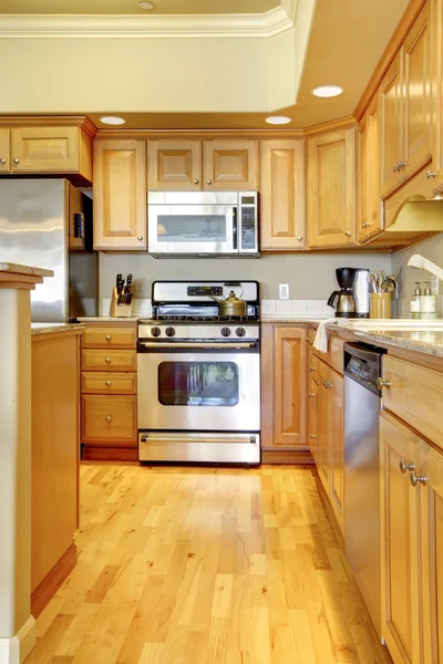 Dřevěné kuchyně s tvrdého dřeva v luxusním bytě. — Stock fotografie