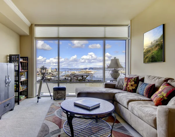 Obývací pokoj s výhledem na kopuli tacoma. — Stock fotografie