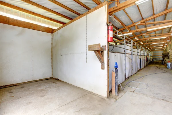Horse arena interiör med föraskning område och stall. — Stockfoto