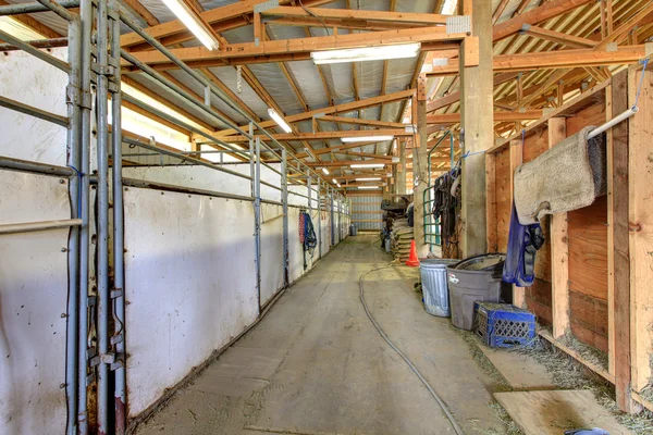 Interior de arenam de cavalo com feijão e estábulos de madeira . — Fotografia de Stock