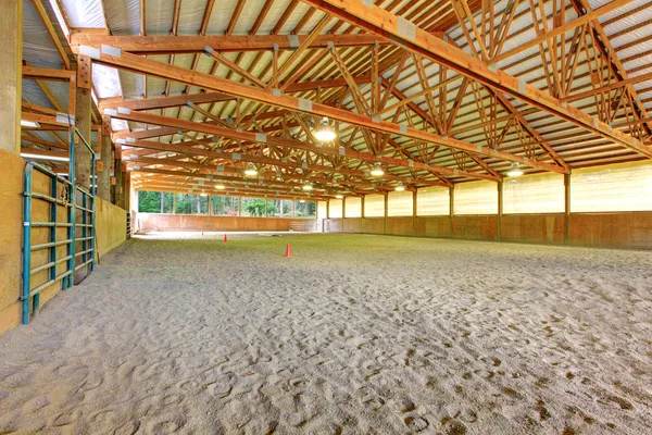 Lovaglás a homok belső terület nagy ló arena. — Stock Fotó