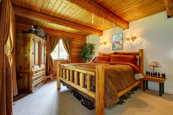 Cowboy slaapkamer interieur met houten plafond. — Stockfoto