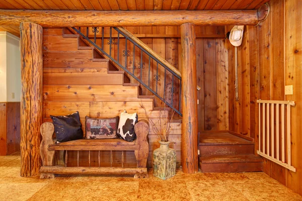素朴な丸太小屋の stairace とベンチの詳細. — ストック写真