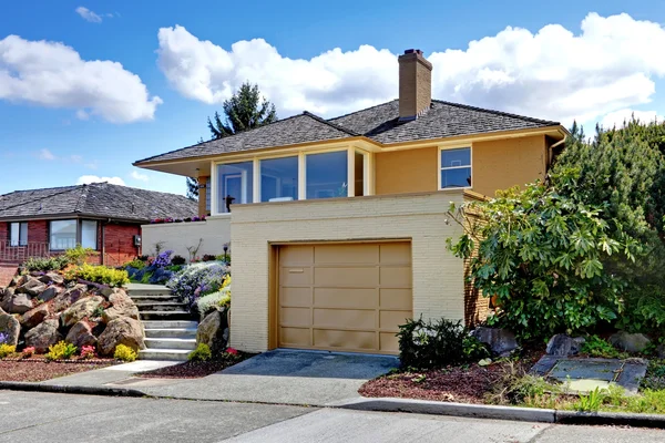Modern karamell färg hus med garage. — Stockfoto