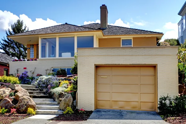 Garaj kapı ve merdiven ile karamel modern ev. — Stok fotoğraf