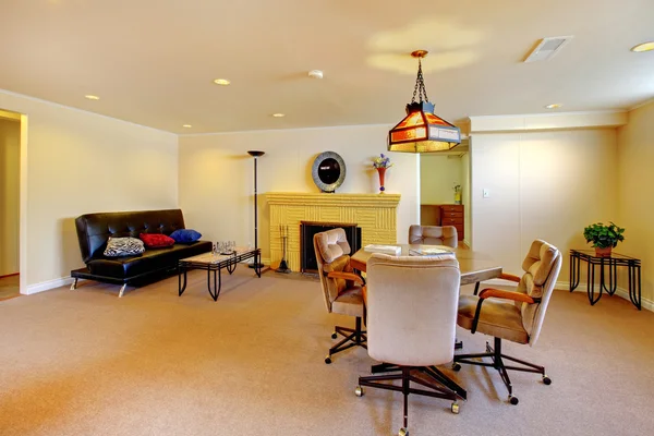 Grande sala de estar com lareira em casa desatualizada . — Fotografia de Stock