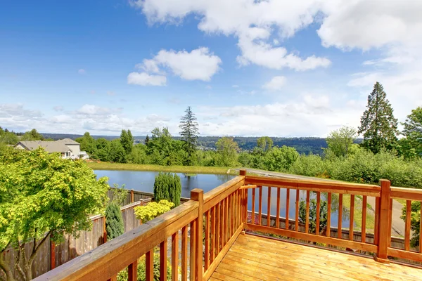 Přírodní dřevo balkon s výhledem na jezero — Stock fotografie