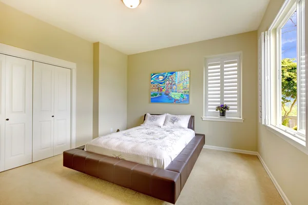 Helles Schlafzimmer mit modernem Bett und Kunst. — Stockfoto