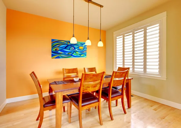 Eetkamer met blauw schilderij en houten tafel. — Stockfoto