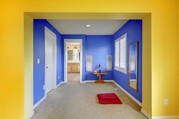 Colorful meditation area between bathroom and bedroom. — Stock Photo, Image