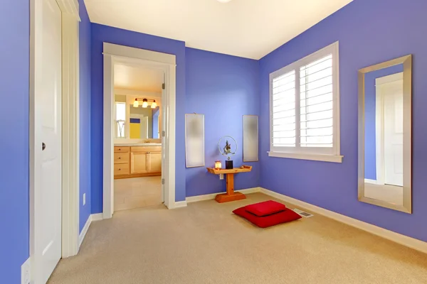Puple hem meditation område med fönster och badrum. — Stockfoto