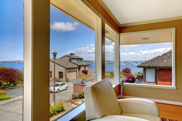 Luxe uitzicht vanaf moderne woonkamer met witte stoel. — Stockfoto