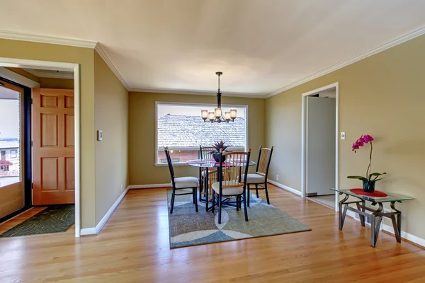 Dining room with flont door and hardwood floor. — Stock Photo, Image