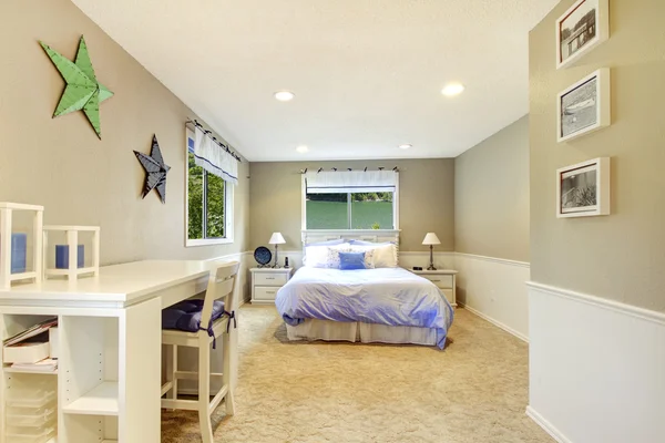 Interiér ložnice bílé a béžové s modrou postelí. — Stock fotografie