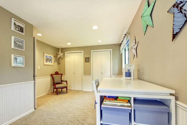 Casa habitación de artesanía en el interior con beige y blanco y alfombra . — Foto de Stock