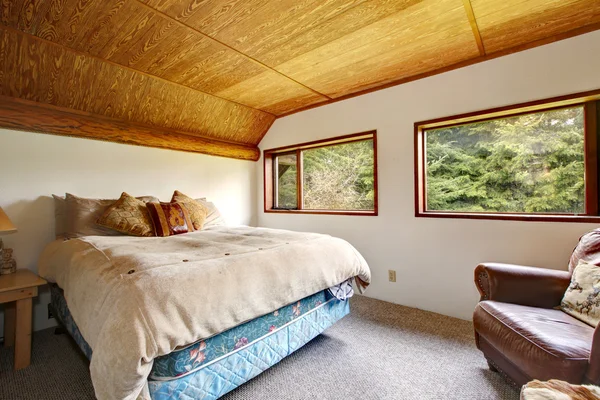 Cowboy slaapkamer met houten plafond en hout uitzicht. — Stockfoto