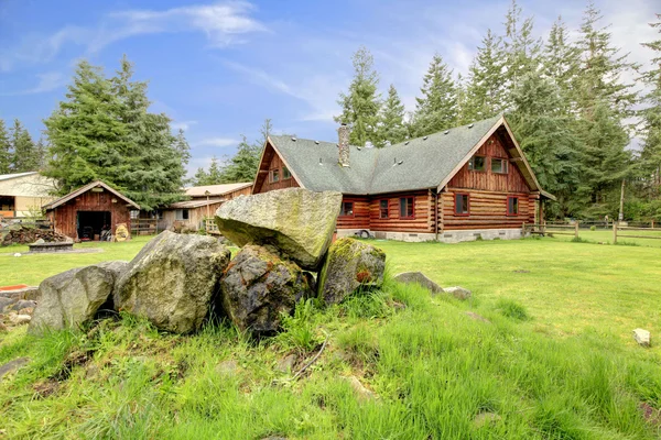 Casa de cabaña de madera antigua clásica en el lado del campo . —  Fotos de Stock