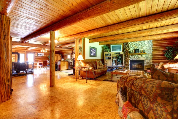 Log cabine rústica sala de estar interior . — Fotografia de Stock