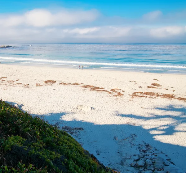 Paesaggio dell'oceano blu con sabbia bianca e — Foto Stock