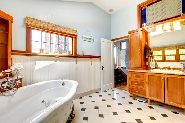 Großes klassisch blaues Badezimmer mit Badewanne und Fliesen. — Stockfoto