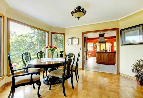 Sala de jantar com paredes amarelas e piso de madeira interior . — Fotografia de Stock