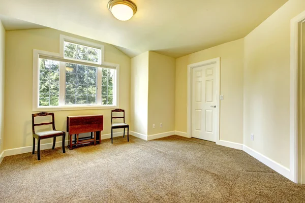 Tomt rum gula väggar med brun matta. — Stockfoto